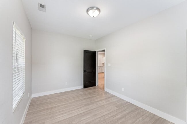 Building Photo - 5004 Knoxwood Dr
