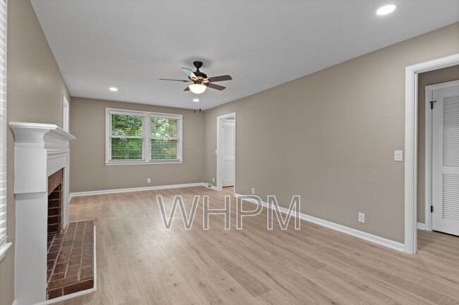 Building Photo - 258 Carriage Dr