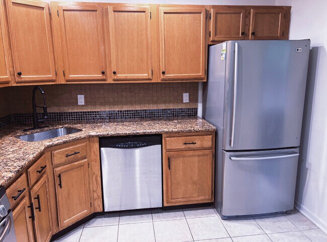 Stainless steel appliances and granite countertops - 1942 Willings Ln