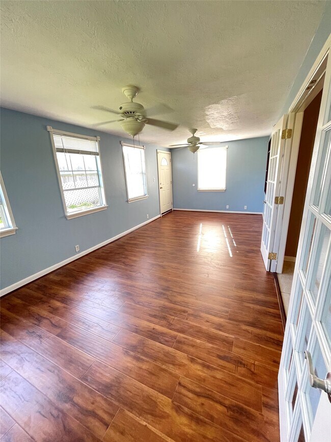 Building Photo - 3034 Mosby Dr