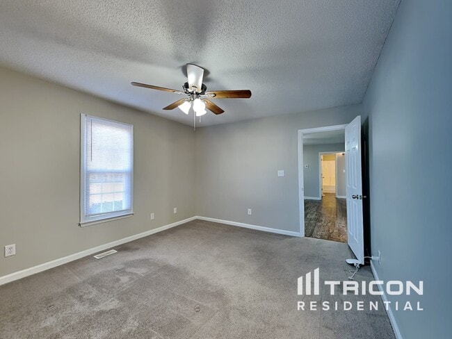Building Photo - 1004 Spruce Dr