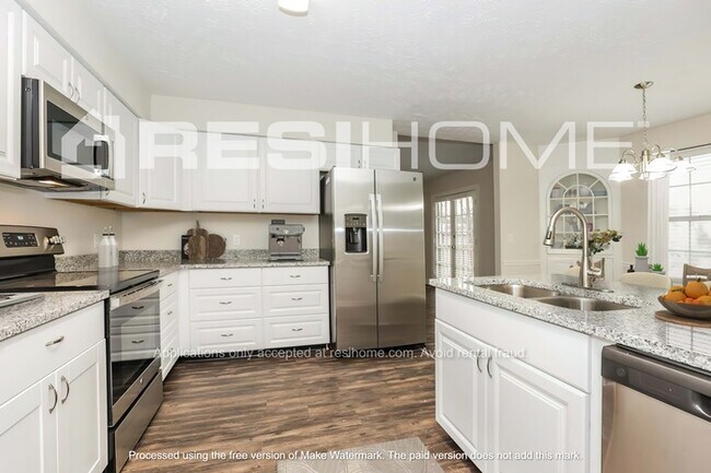 Building Photo - 665 Roxanne Dr
