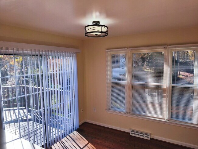 Building Photo - Charming Fair Woods Townhome Awaits