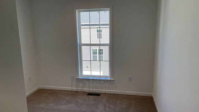 Building Photo - Brand New Townhouse in Cranberry!