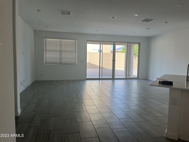 Building Photo - 566 E White Wing Dr