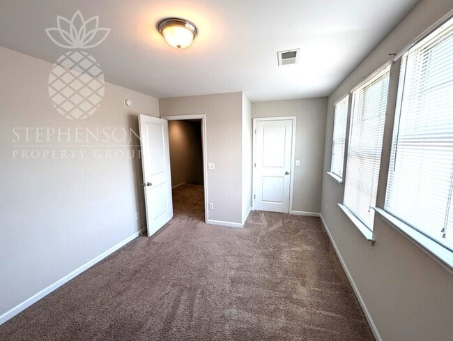 Building Photo - 4 bedroom 2.5 bath