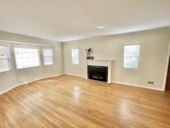 Living Rm w/Fireplace - 2201 20th St