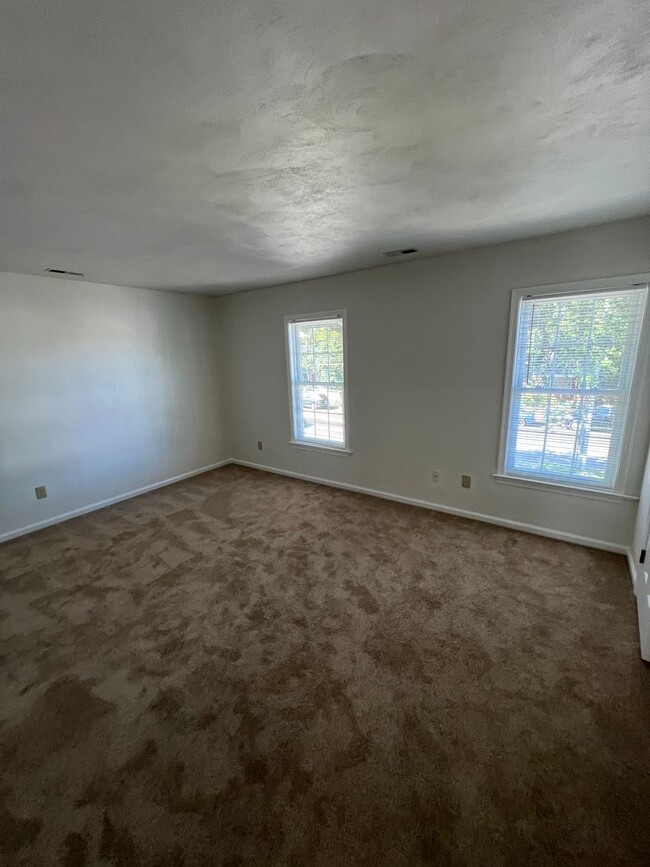 Building Photo - Large spacious Townhouse just blocks from ...
