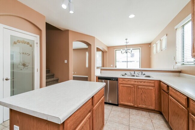 Building Photo - 10047 E Lakeview Ave