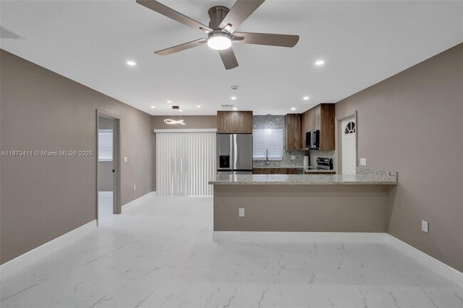 Building Photo - 7762 Plantation Blvd