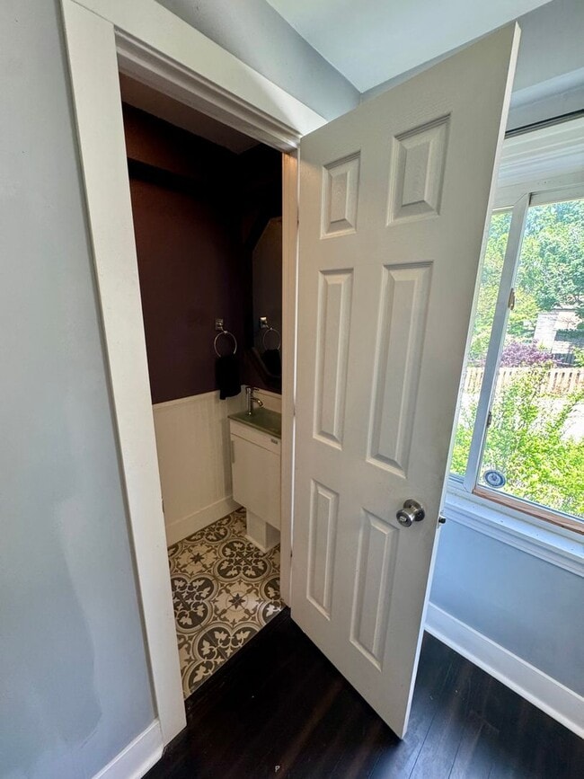Building Photo - Open Concept 3 Bed 1.5 Bath in Swissville!