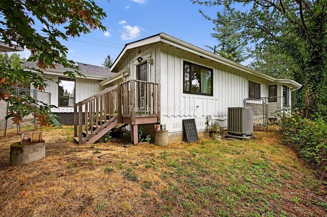 Building Photo - 4.5 Acre Dream Home in Oregon City Awaits