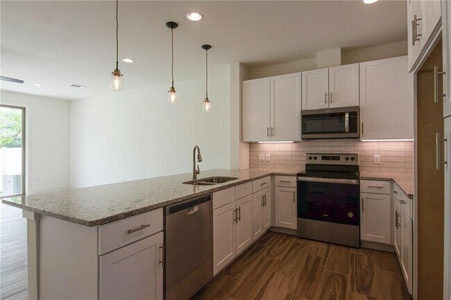 Building Photo - 204 Conservation Dr