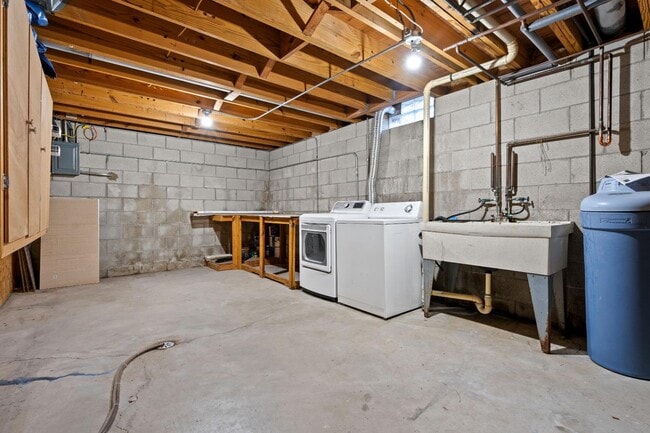 Building Photo - 2311 W Oakwood Rd