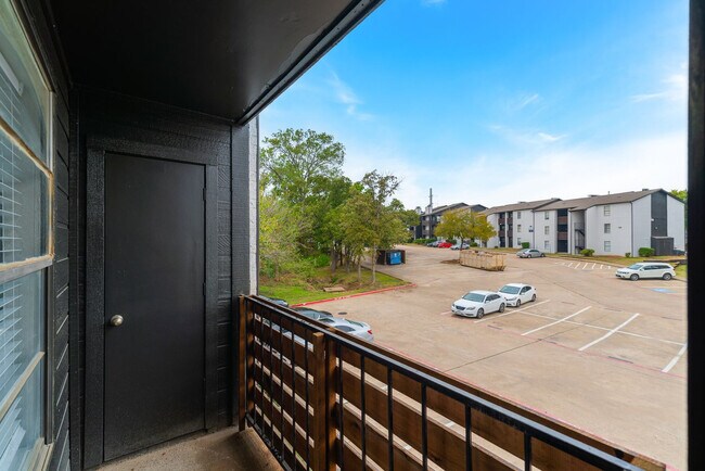 Building Photo - 2525 Thomason Cir