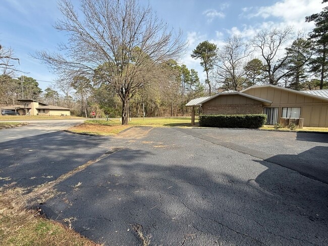 Building Photo - Newly renovated 2-bed/2-bath