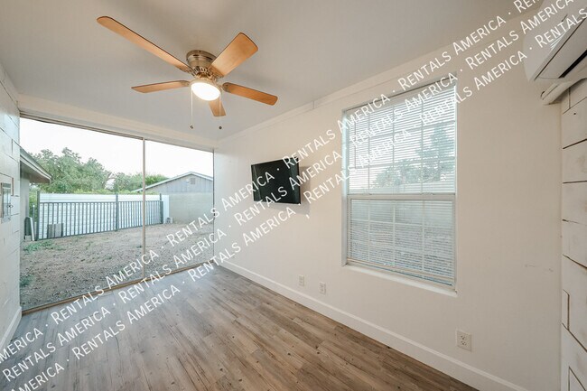 Building Photo - 1424 N Gene Ave