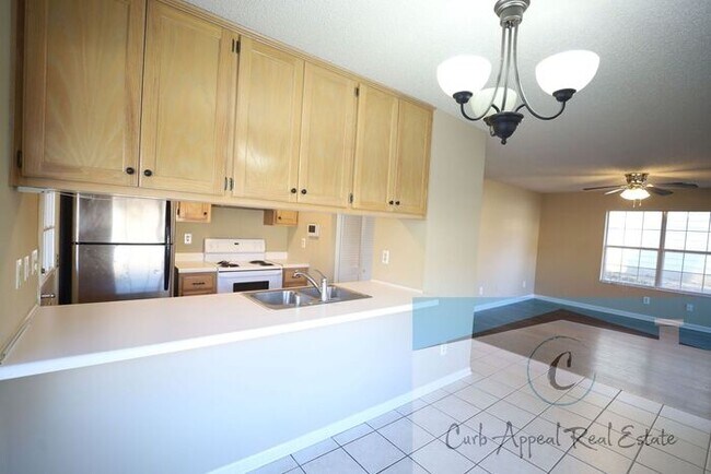 Building Photo - 3 bed / 2 bath home with fireplace - Valley View!!
