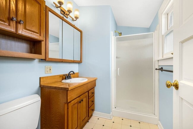 Building Photo - Charming Ravenna home with 5 bedrooms, 4 b...