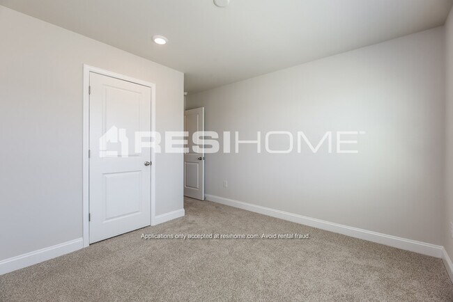 Building Photo - 247 Aurora Ln