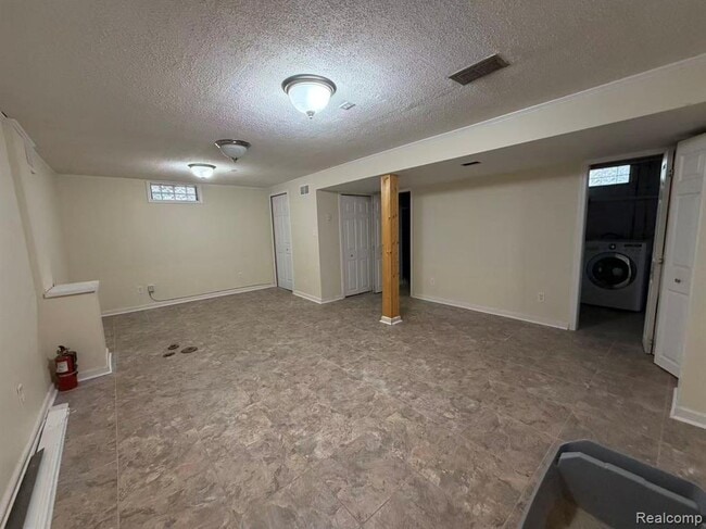 Building Photo - 3245 Parker Dr