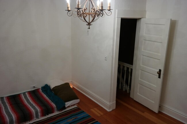 SW facing bedroom - 1319 NE AINSWORTH STREET