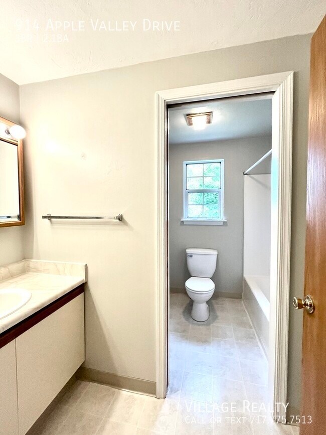 Building Photo - 914 Apple Valley Dr