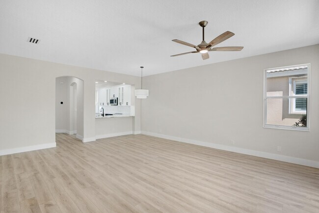 Building Photo - 3665 NW Deer Oak Dr