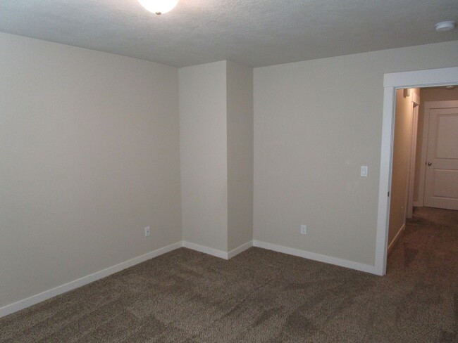 Building Photo - 3 Bedroom, 2 Bathroom Home with Ample Sola...