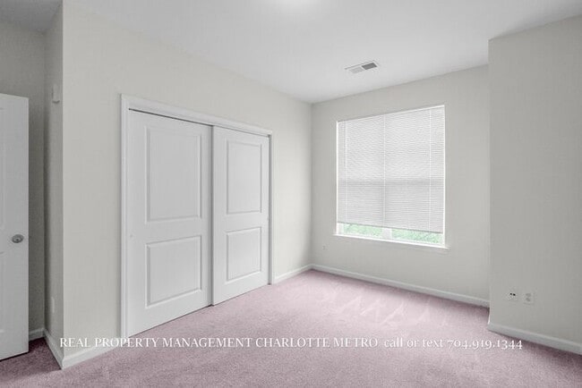Building Photo - Charming 2 Bed, 2 Bathroom city Retreat Near Uptown Charlotte & Greenway Access