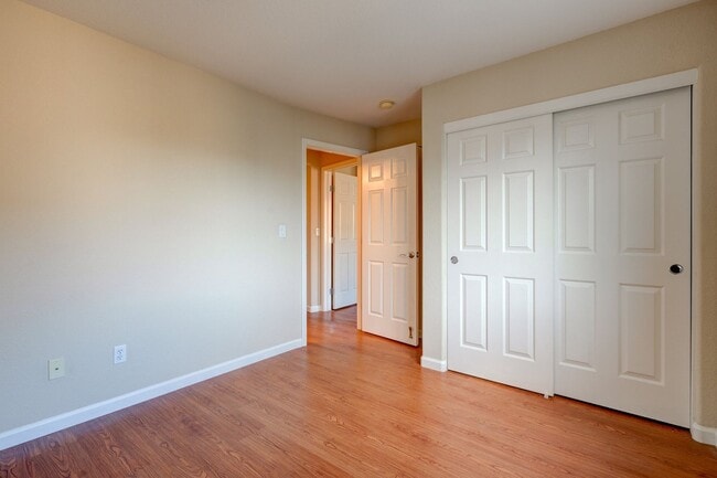 Building Photo - EXQUISITELY LOCATED TOWNHOME PRIVATE SETTING | MANY UPGRADES