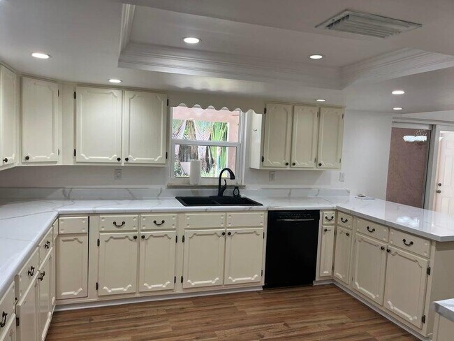 Building Photo - 115 36th Ct