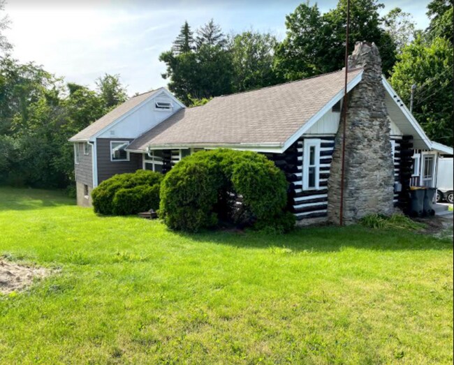 Building Photo - "The CABIN," 3 bed, 1 bath home with huge ...