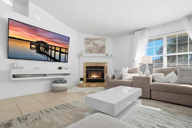 Building Photo - 6 Reybury Ln