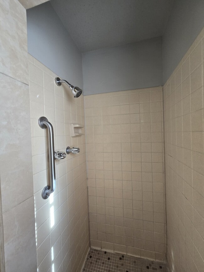 Building Photo - 526 N Martinson Ave