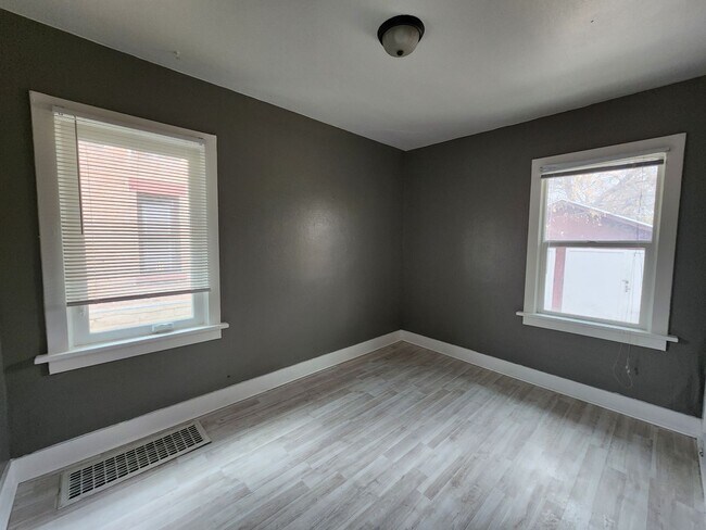 Building Photo - F99if500 (Duplex) ***