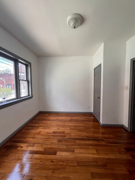 Building Photo - 133 Mallory Ave