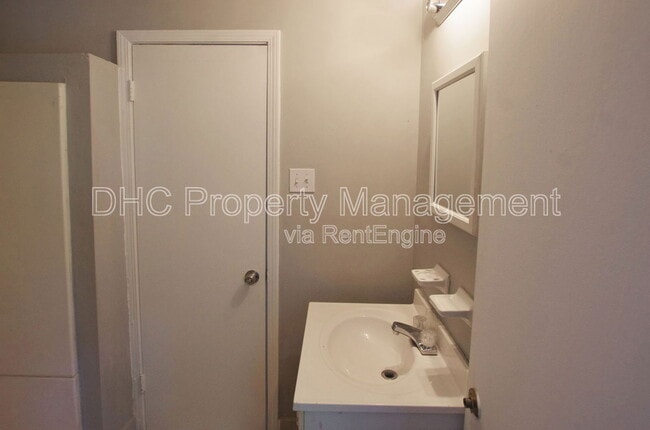 Building Photo - 210 Creekwood Ln