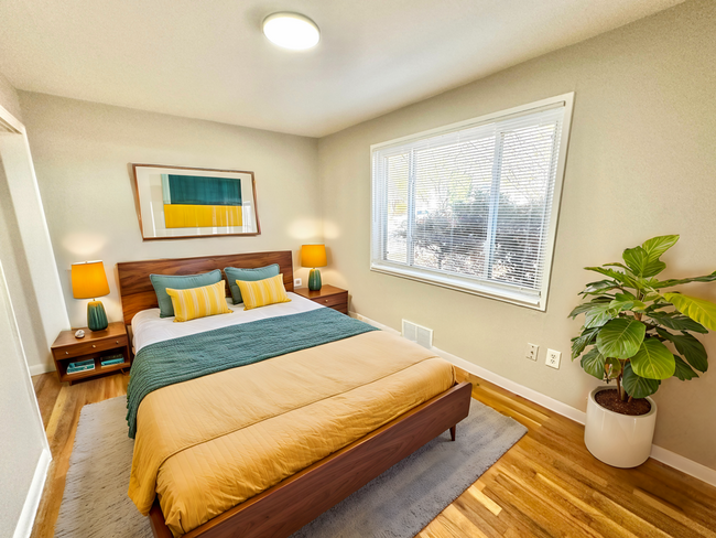 Building Photo - 2 Weeks FREE! Beautiful 2 Bed 1 Bath with ...