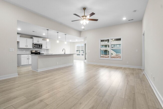 Building Photo - 3 Bedroom 3 Bath Home For Rent Near Post!