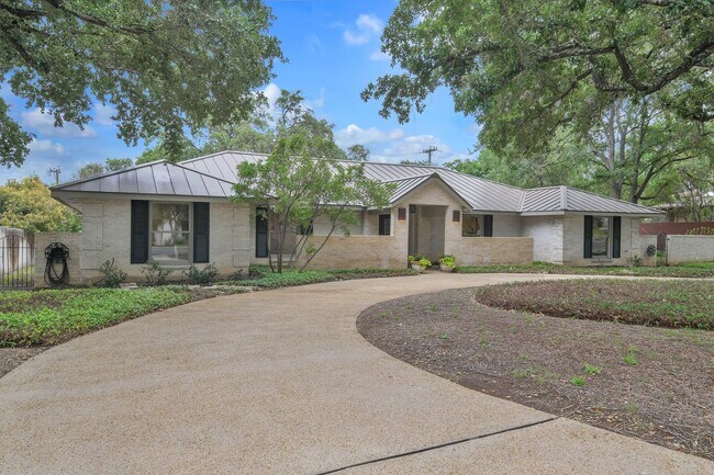 Building Photo - CHARMING 5 BDRM HOME IN CASTLE HILLS!!