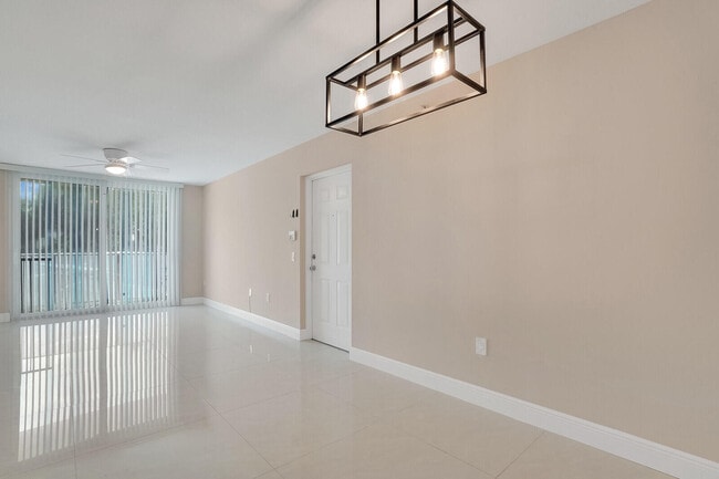 Building Photo - 611 Villa Cir