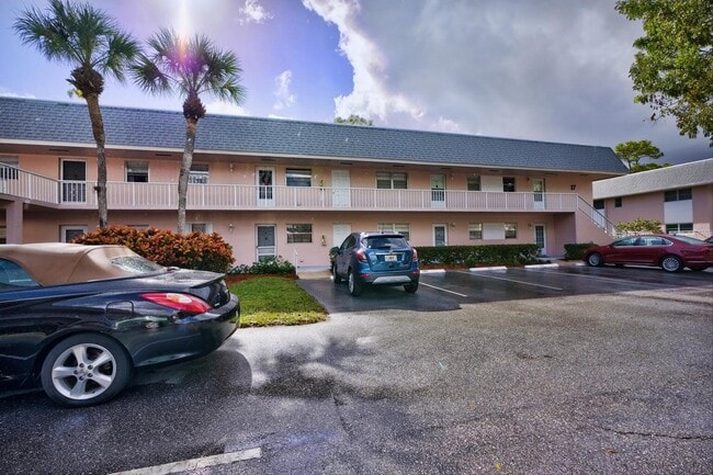 Building Photo - 18081 SE Country Club Dr