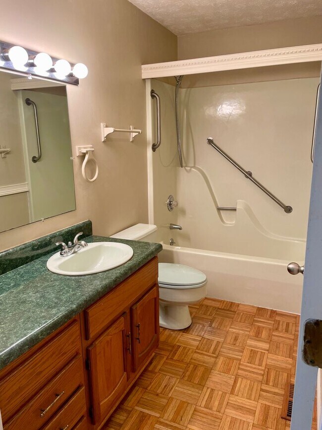 Building Photo - 418 Summit View Rd