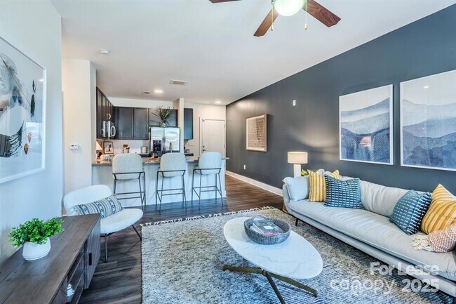 Building Photo - 902 W 4th St