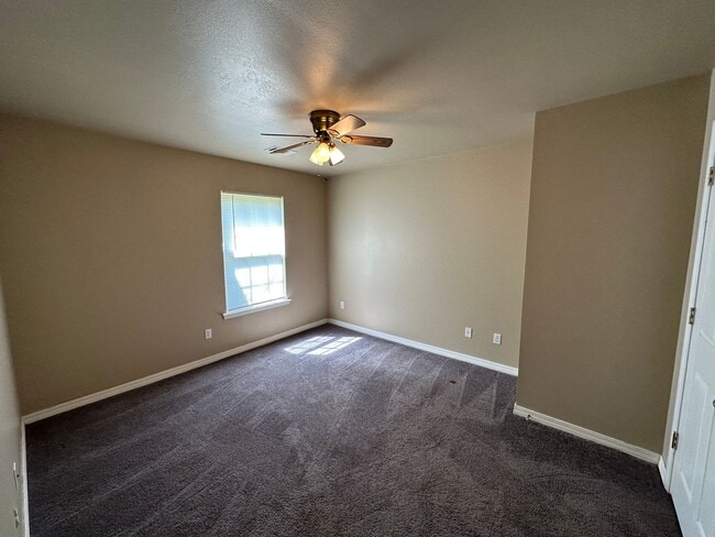 Building Photo - Come take a look at this 3-bedroom 2-bathr...