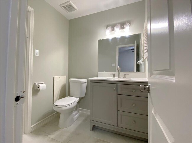 Building Photo - 515 Tallowood Rd