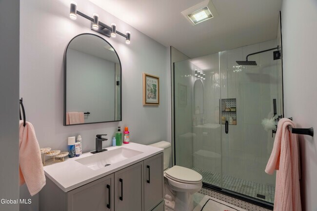 Building Photo - 5 Maria Ln