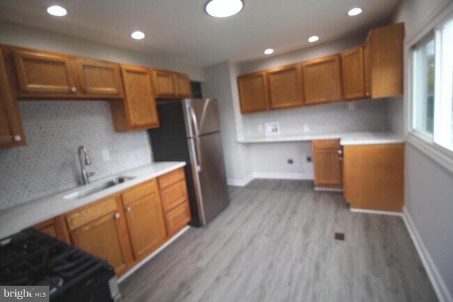 Building Photo - 548 S Marlyn Ave