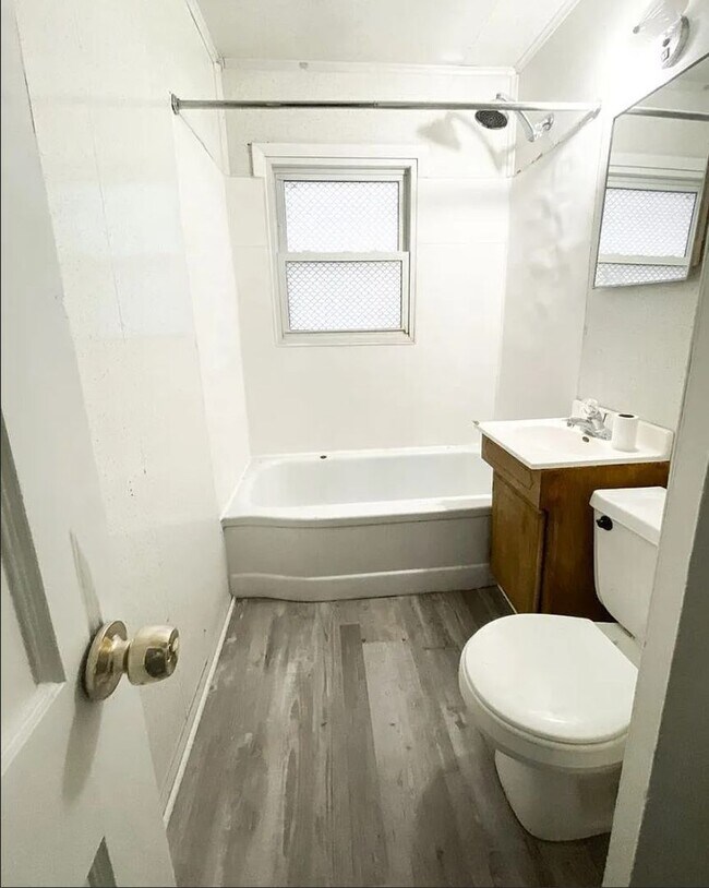 Building Photo - 3-Bedroom Single Family Home with Spacious Backyard - Available August 1st!